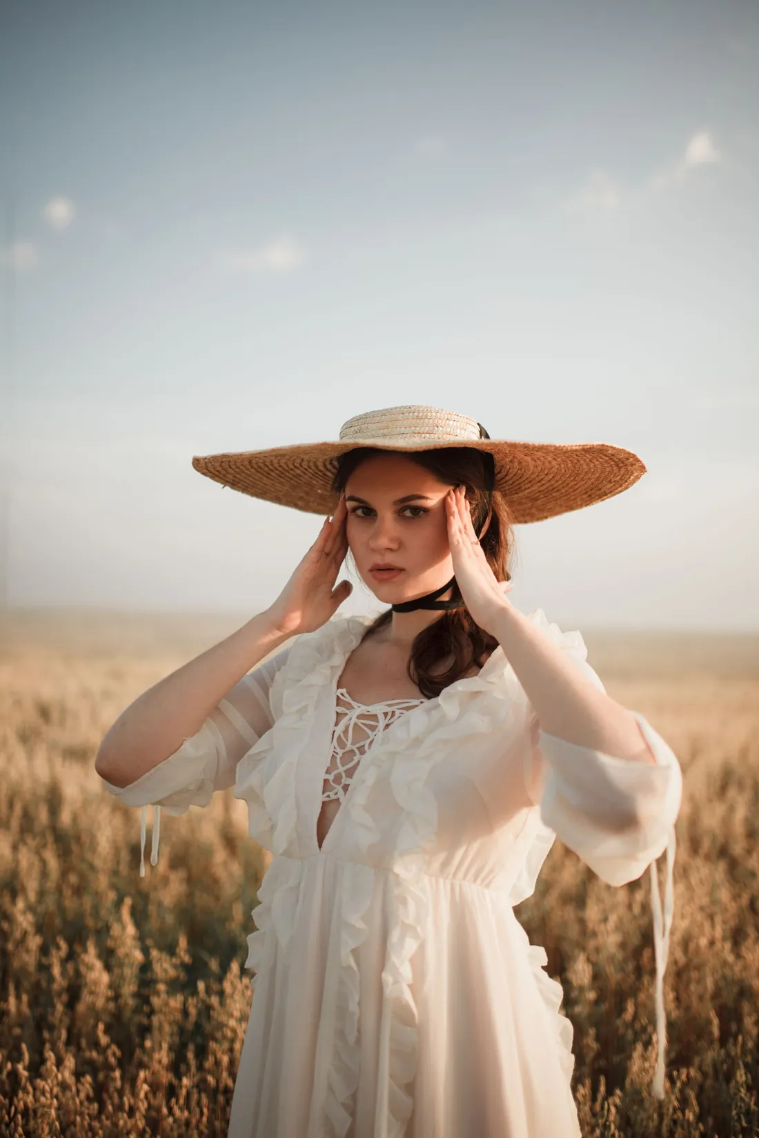 Vestido romántico marfil en un campo de trigo